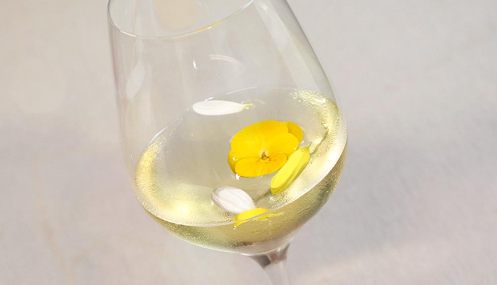 copa de vino blanco con flores