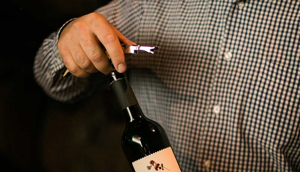 Tipos de sacacorchos y cómo utilizarlos para disfrutar de tus vinos -  Bodega LAUS · Aromas del Somontano